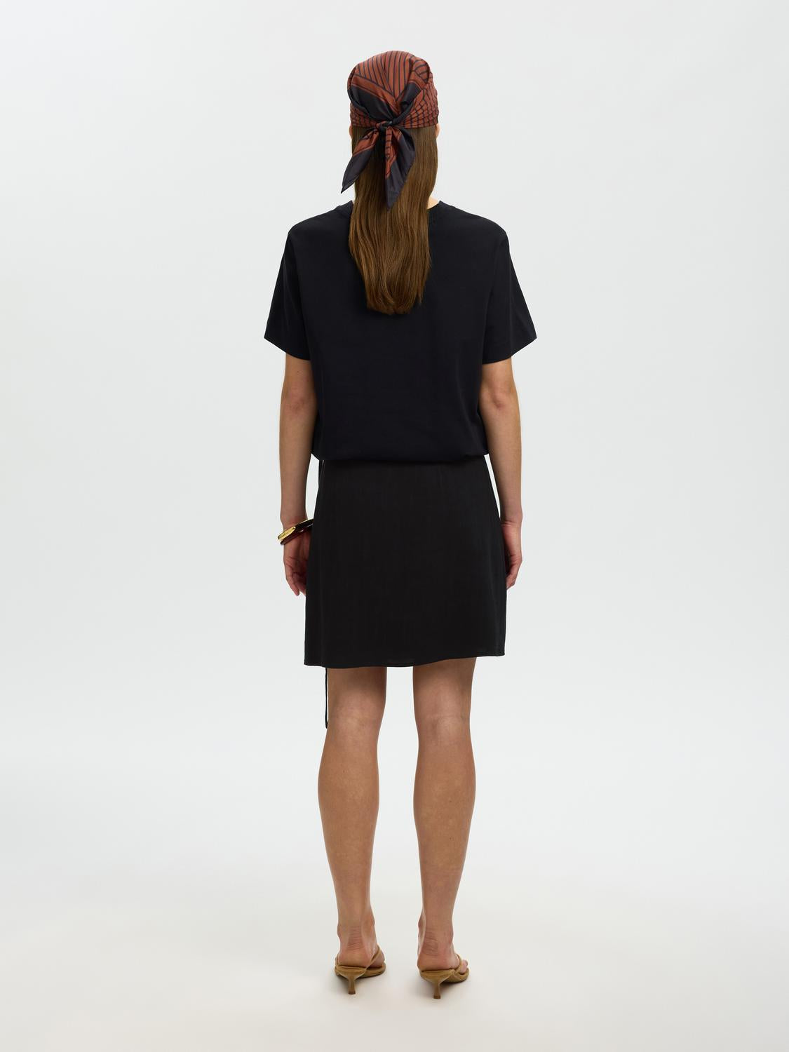 model_shot-back